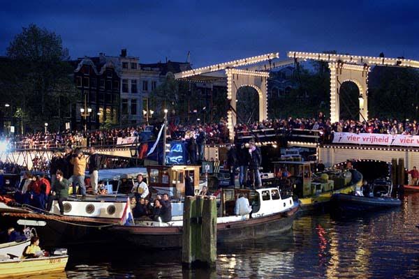 NLD-20010505-AMSTERDAM: Publiek en bootjes bij de Magere brug in Amsterdam tijdens het bevrijdingsconcert op de Amstel. ANP FOTO/MARCEL ANTONISSE